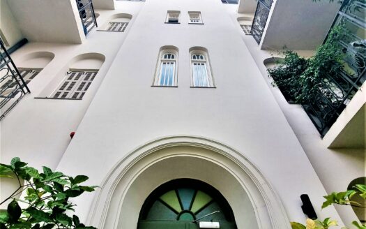 Apartment for rent in magnifcient ecletic building